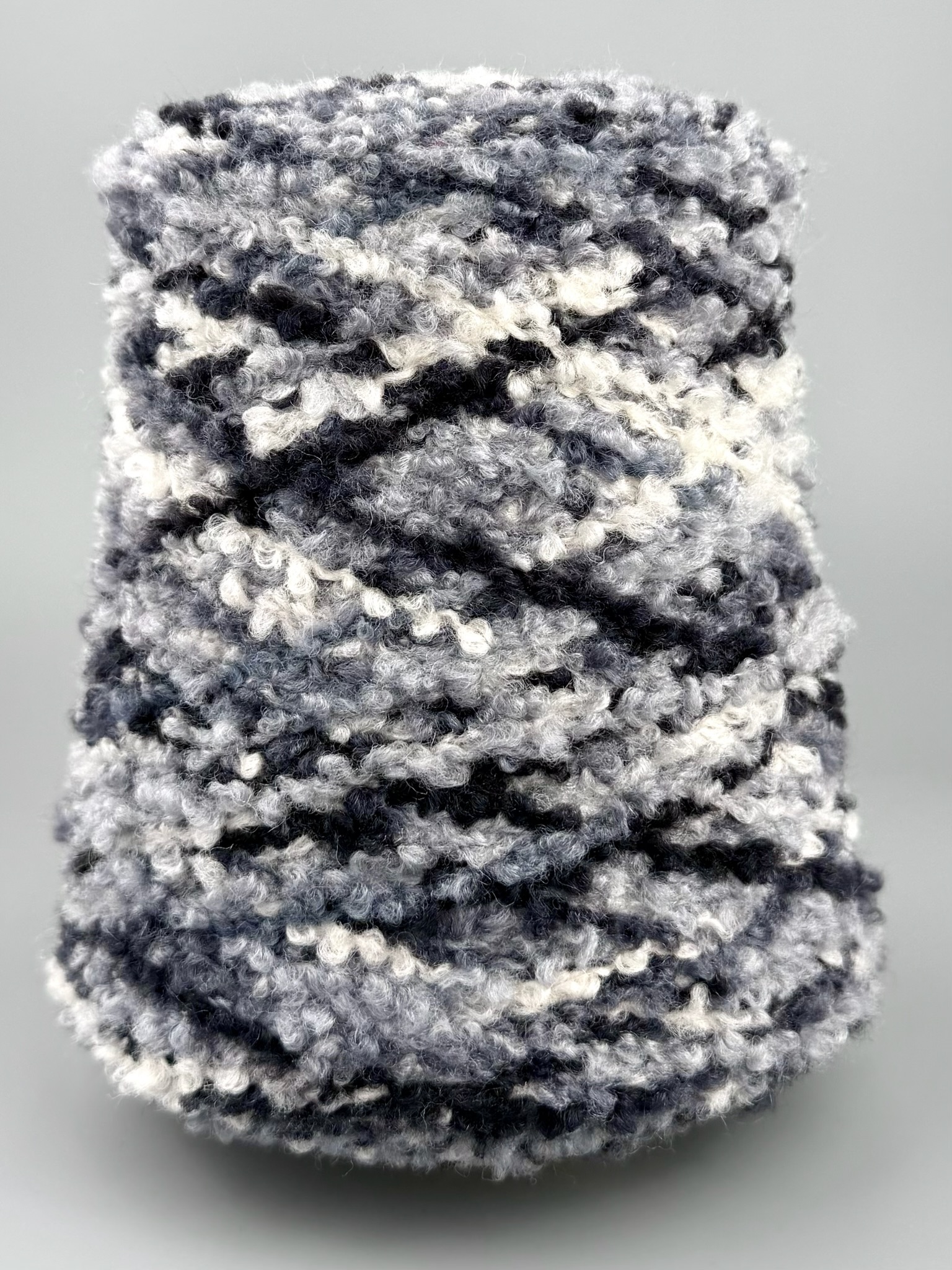 Corallo Bouclé 240m/100g – Lana Merino Extrafine e Seta con Elastan Melange Nero-Bianco foto 2